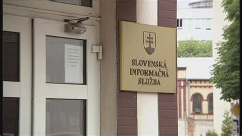 Bezpečnostné zložky počas odhalenia pamätníka