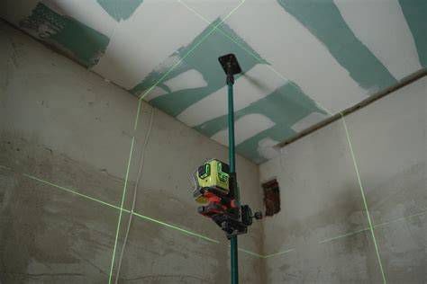 Použitie krížového lasera pri inštalácii sadrokartónu