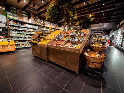 Moderný interiér predajne Kaufland s oddelením čerstvého ovocia a zeleniny