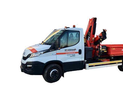 Dodávka stavebných materiálov na stavbu s hydraulickou rukou