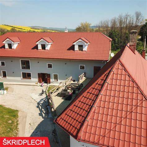 Detail aplikácie bitúmenového tmelu na strešnú krytinu