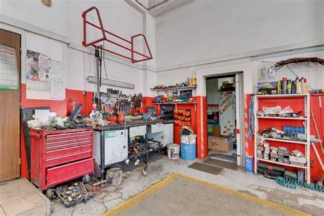 Interiér modernej požičovne náradia s vystaveným profesionálnym vybavením Hilti