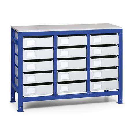 Organizácia barovej skrinky s kovovými zásuvkami