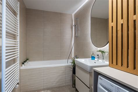 Kúpeľňa v štýle wellness s LED podsvieteným zrkadlom