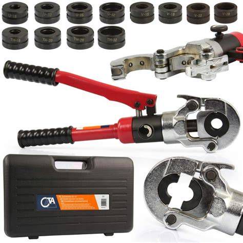 detailný záber na lisovacie čeľuste a mechanizmus hydraulického piestu
