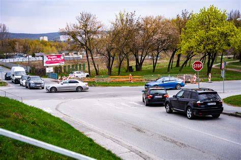 ukážka vodorovného dopravného značenia na ceste