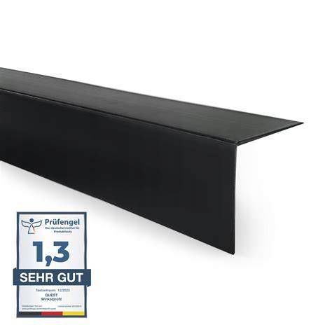 detailný záber na čierny PVC profil