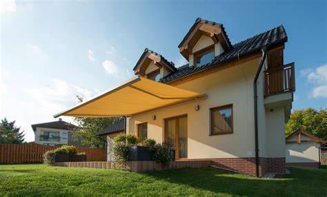 Slnečník a markíza ako doplnky k tienenie balkóna