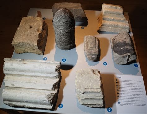 expozice historické keramiky a stavebních prvků
