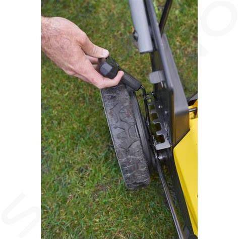 Detailný záber na modernú aku vŕtačku DeWalt 12V s pracovným osvetlením