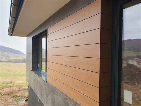 Ukážka inštalácie dreveného obkladu ThermoWood na modernej fasáde rodinného domu