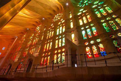 Interiér Sagrada Família s vitrážami