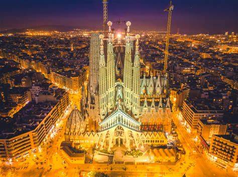 Nočný pohľad na osvetlenú Sagrada Família