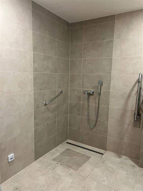 Ukážka interiéru s bledo hnedým obkladom vo formáte 30x60