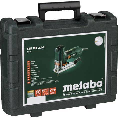 Detailný záber na priamočiaru pílu Metabo STE 100 pri práci