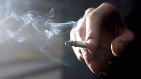 Steny poškodené cigaretovým dymom a zažltnutím