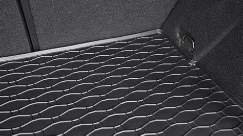 Detailná fotografia gumovej vane v kufri automobilu