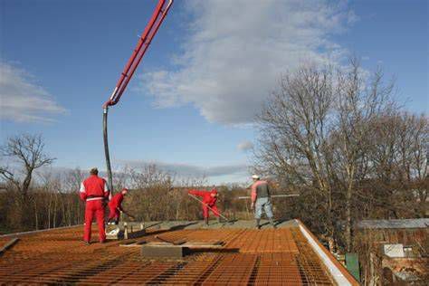 Betonáž montovaného stropu s rozhŕňaním betónu