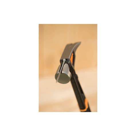 Detailný záber na hlavu a rukoväť kladiva Fiskars ISOCORE XL