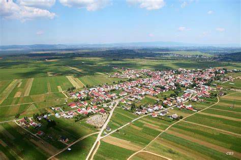 Letecký pohľad na obec Likavka a okolitú krajinu