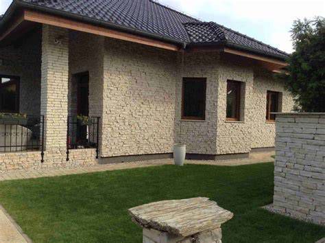 Ukážka dekoratívnej omietky imitujúcej prírodný kameň na fasáde