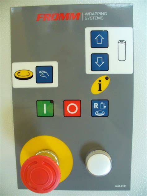 Detailní pohled na ovládací panel penetračního stroje Schulze