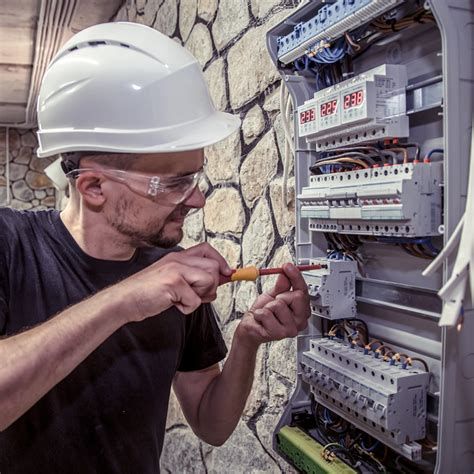 Rôzne typy elektrických rozvádzačov pre domácnosti a priemysel