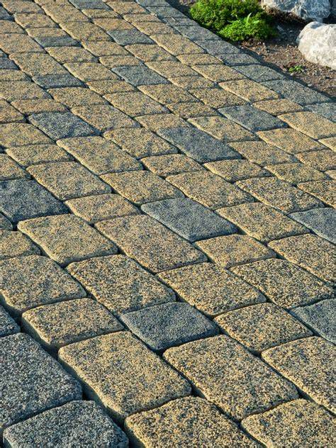 Detail historickej dlažby s prirodzene nepravidelnými hranami