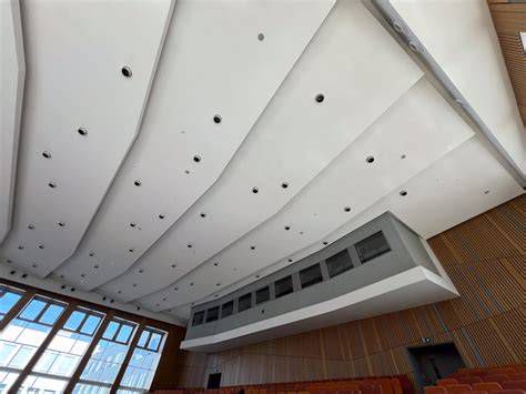 Detail perforovaného hliníkového panelu pre akustický strop
