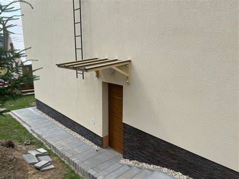 moderná strieška nad vchodom rodinného domu