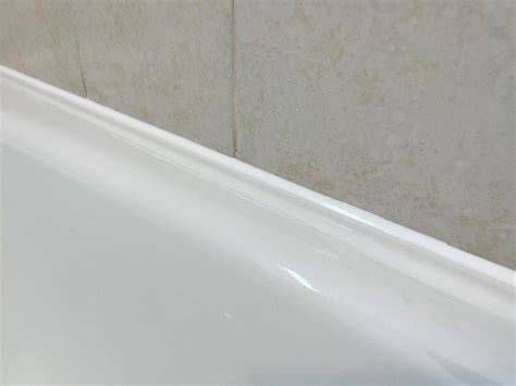 Detail silikónového tesnenia okolo vane