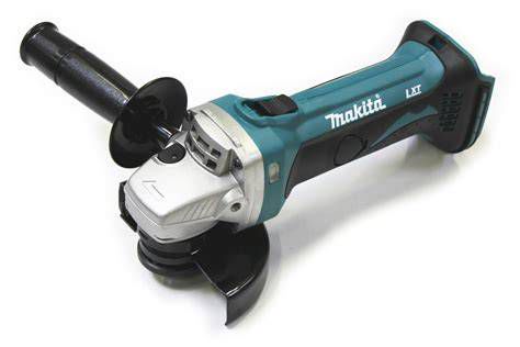 Ergonomický dizajn Makita DGA452Z v akcii