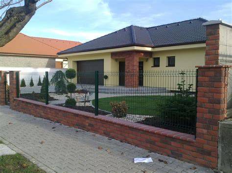 Starý tehlový plot s rustikálnou atmosférou
