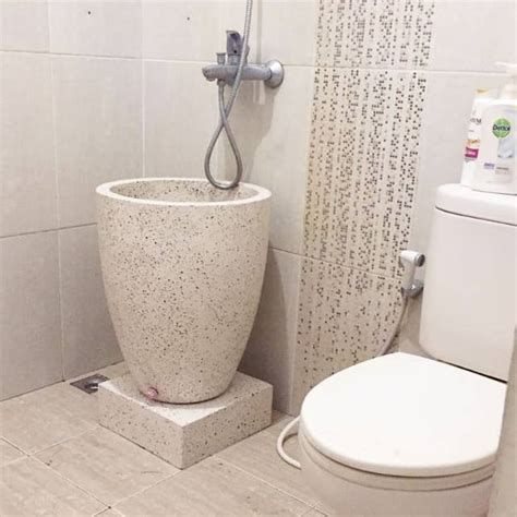 Bak mandi baja Jika Riga dalam konfigurasi kamar mandi modern