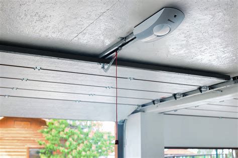 Ukážka moderných sekčných garážových brán na elektrický pohon