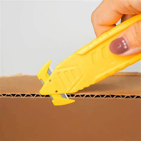 Ergonomická rukojeť a bezpečnostní prvky pily