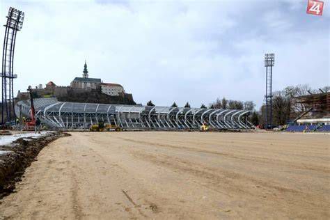 Sedadlá a strešná konštrukcia futbalového štadióna v Nitre