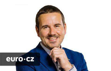 Roman Muška pri práci na historickom organe