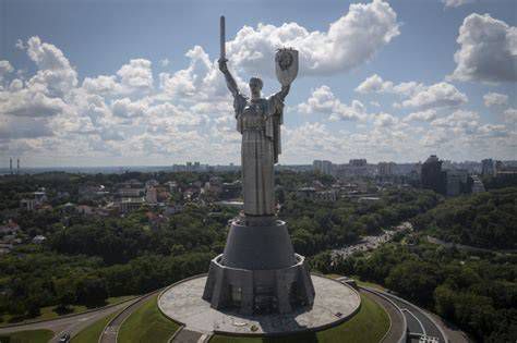 vizualizácia odstránenia sovietskeho znaku zo štítu sochy Matka Vlasť