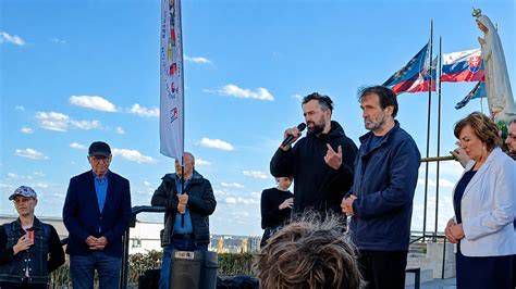 detail ukrajinského štátneho znaku - trojzubca