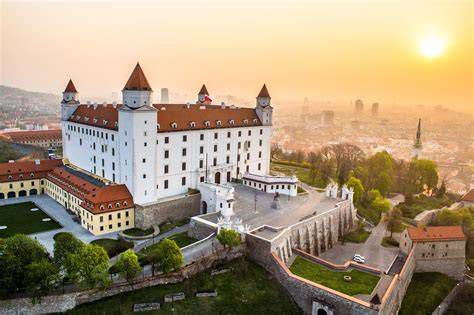 Bratislavský hrad s panorámou Dunaja