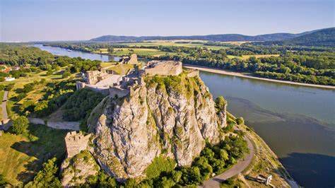 Hrad Devín s obnovenou zelenou strechou