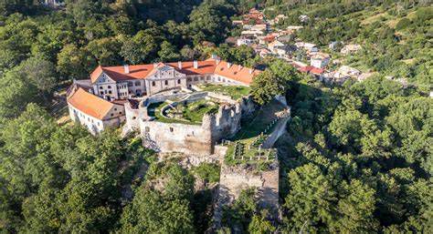 Hrad Modrý Kameň a jeho kaštieľ