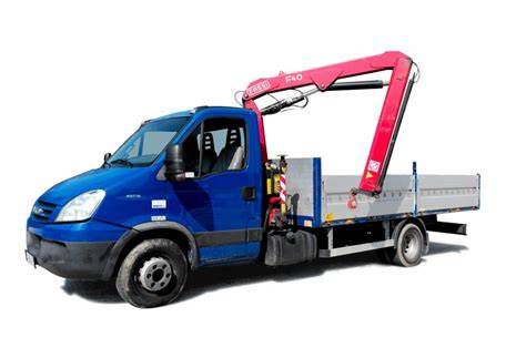 Nákladné auto s hydraulickou rukou pre dovoz štrku