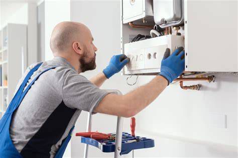 Servisný technik pri oprave moderného plynového kotla