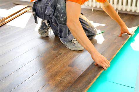 Poškození laminátové podlahy vlhkostí