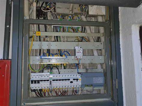 Panel s viacerými elektromermi v bytovom dome