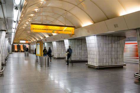 Interiér stanice metra Altes Landgut s denným svetlom