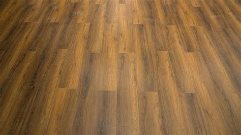 Detailná textúra laminátovej podlahy v odtieni orech