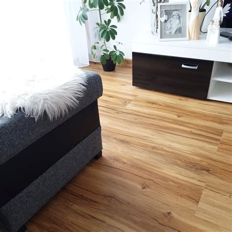 Detailný pohľad na štruktúru laminátovej podlahy v dekore dub